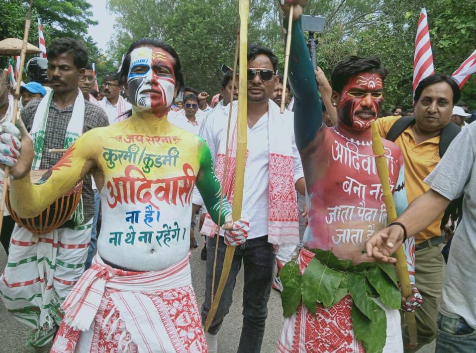 मार्च में आक्रोशित आदिवासी समुदाय के लोग