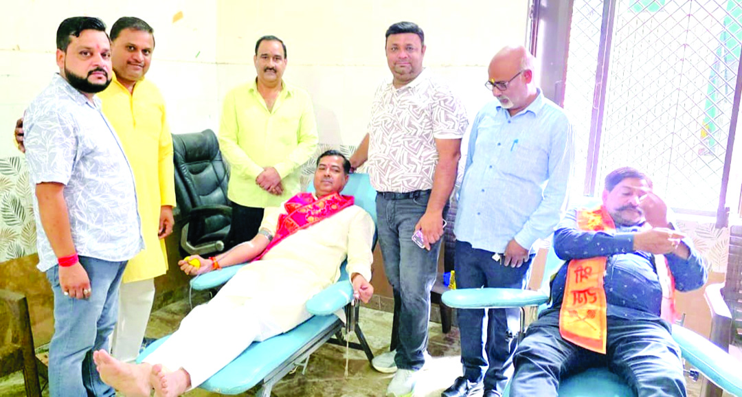 रक्तदान करते हुए
