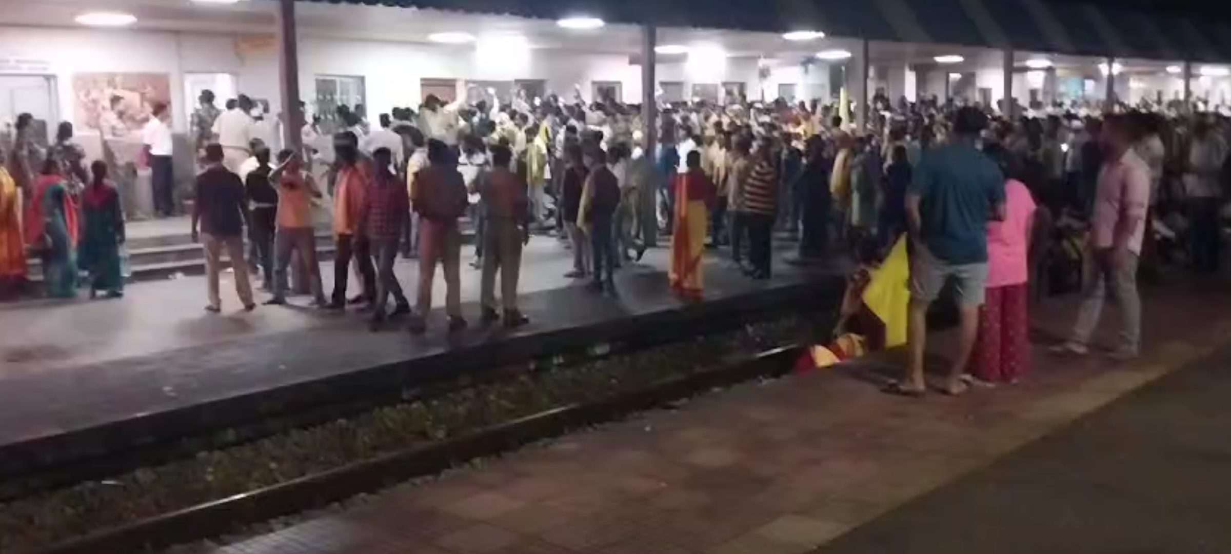 स्टेशन पर लगी भीड़