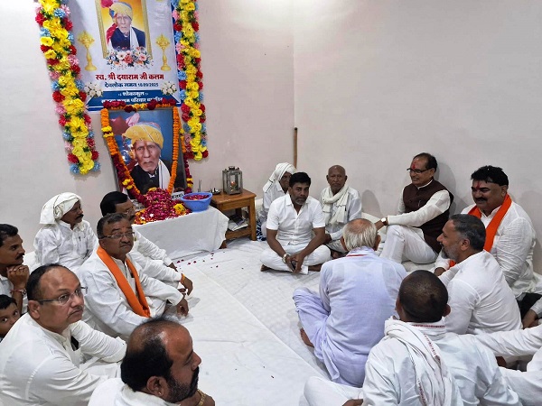 केन्द्रीय कृषि मंत्री श्री चौहान ने हरदा व बावड़िया पहुंचकर शोक संवेदना प्रकट की केन्द्रीय कृषि मंत्री श्री चौहान ने हरदा व बावड़िया पहुंचकर शोक संवेदना प्रकट की