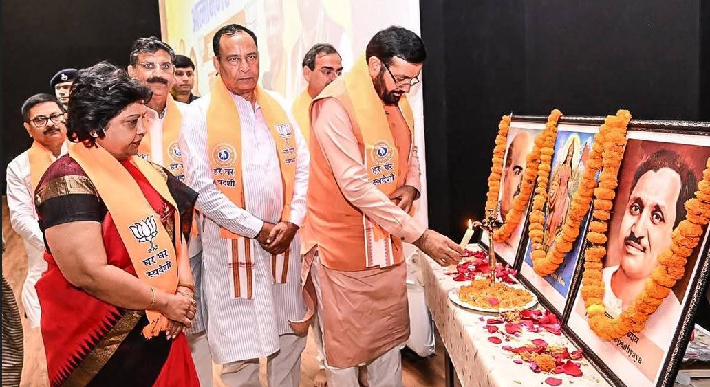 हरियाणा के मुख्यमंत्री नायब सैनी भाजपा की बैठक का उदघाटन करते हुए