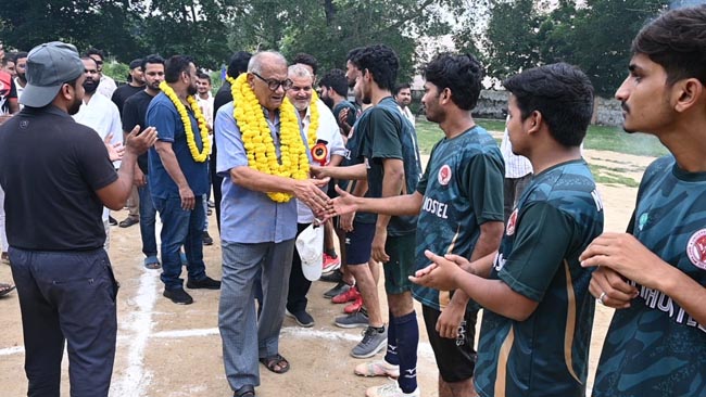 खिलाड़ियों से मिलते सोमनाथ चंदा