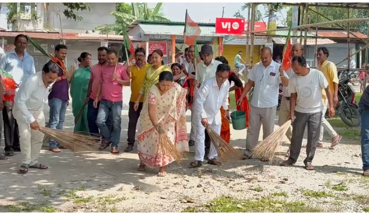 विधायक शिखा चटर्जी मंदिर परिसर में कार्यकर्ताओं के साथ झाड़ू लगाती हुई