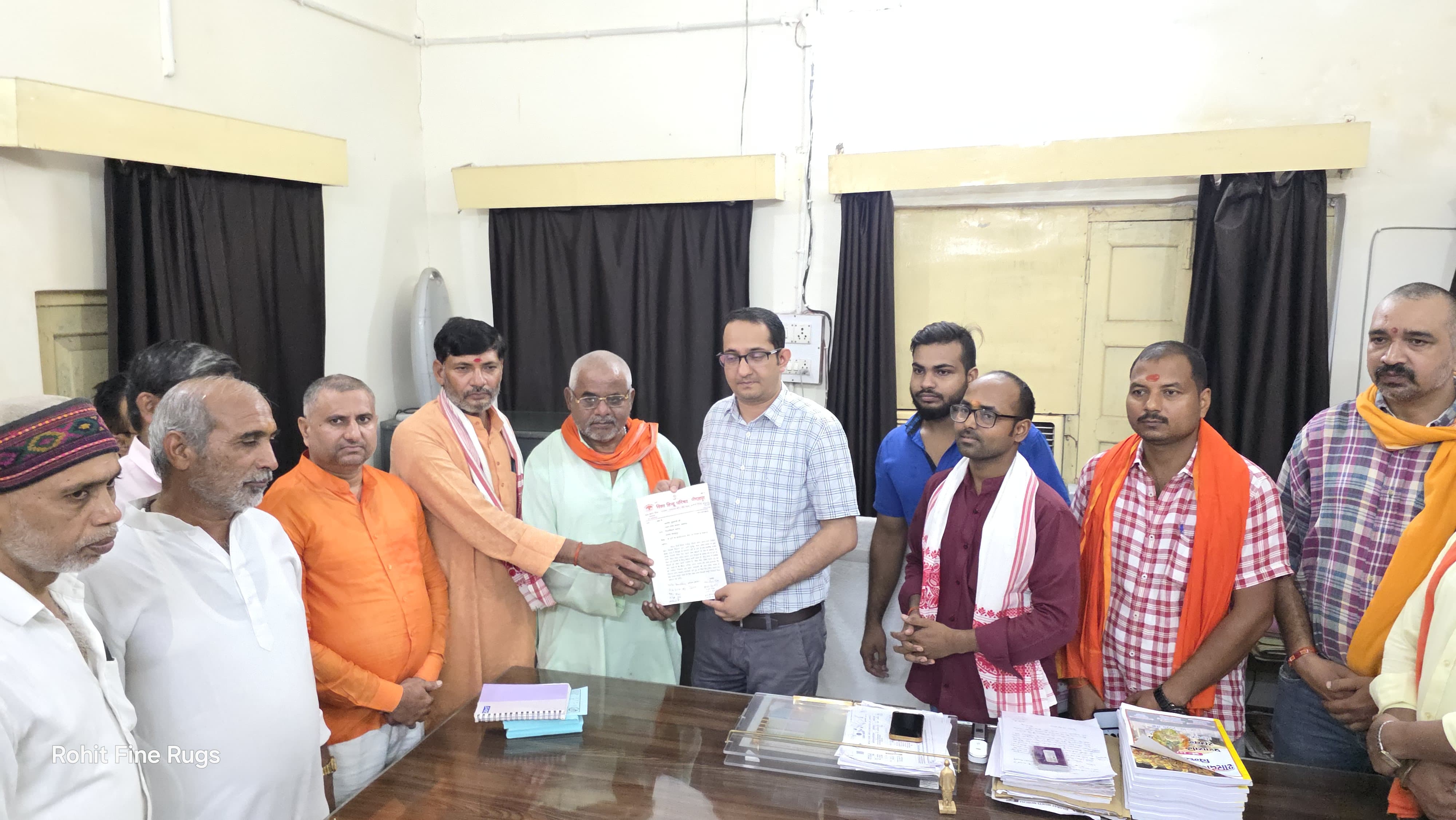 मुख्यमंत्री को संबोधित ज्ञापन नगर मजिस्ट्रेट विनीत उपाध्याय को सौपते विहिप कार्यकर्ता।