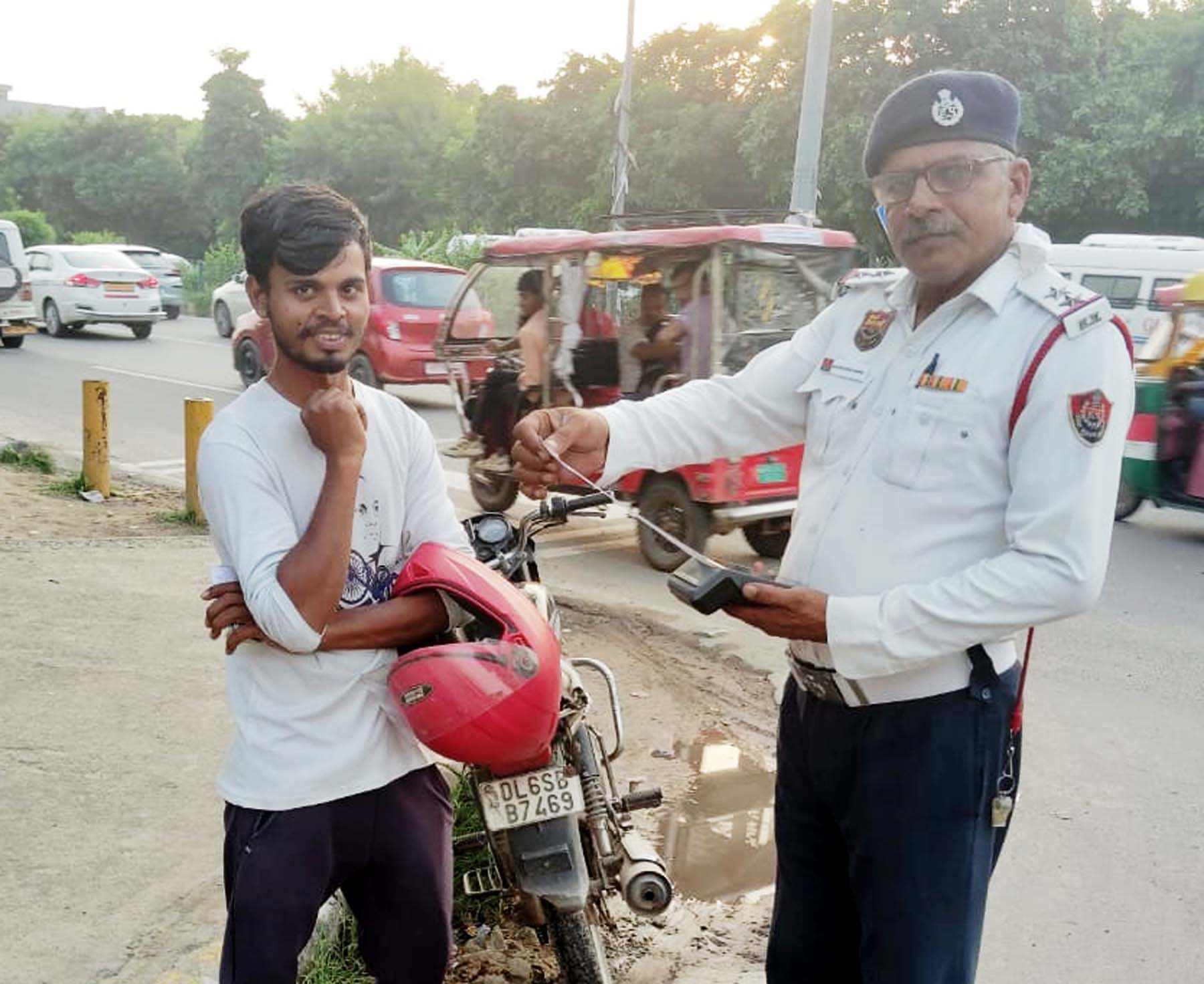 गुरुग्राम में 33 चालान वाली बाइक को जब्त करते यातायात पुलिस अधिकारी।
