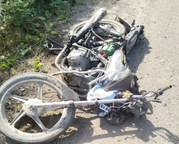सड़क किनारे खड़े बाइक सवार बुजुर्ग को बस ने टक्कर मारकर कुचला