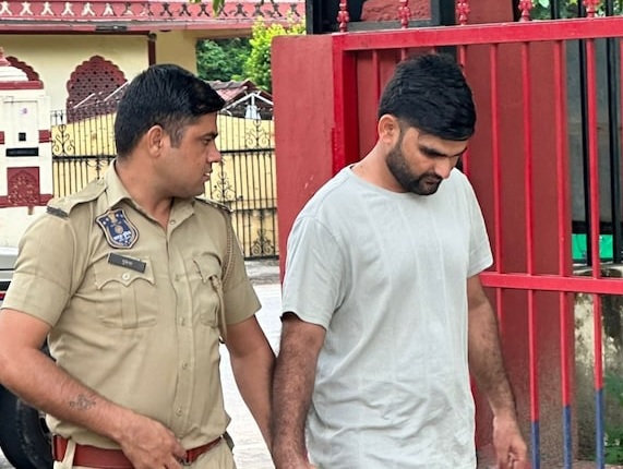 राजस्थान ग्रेड फोर्थ भर्ती परीक्षा मामला:स्मार्ट वॉच से चीटिंग कर रहा इंजीनियर छात्र गिरफ्तार राजस्थान ग्रेड फोर्थ भर्ती परीक्षा मामला:स्मार्ट वॉच से चीटिंग कर रहा इंजीनियर छात्र गिरफ्तार