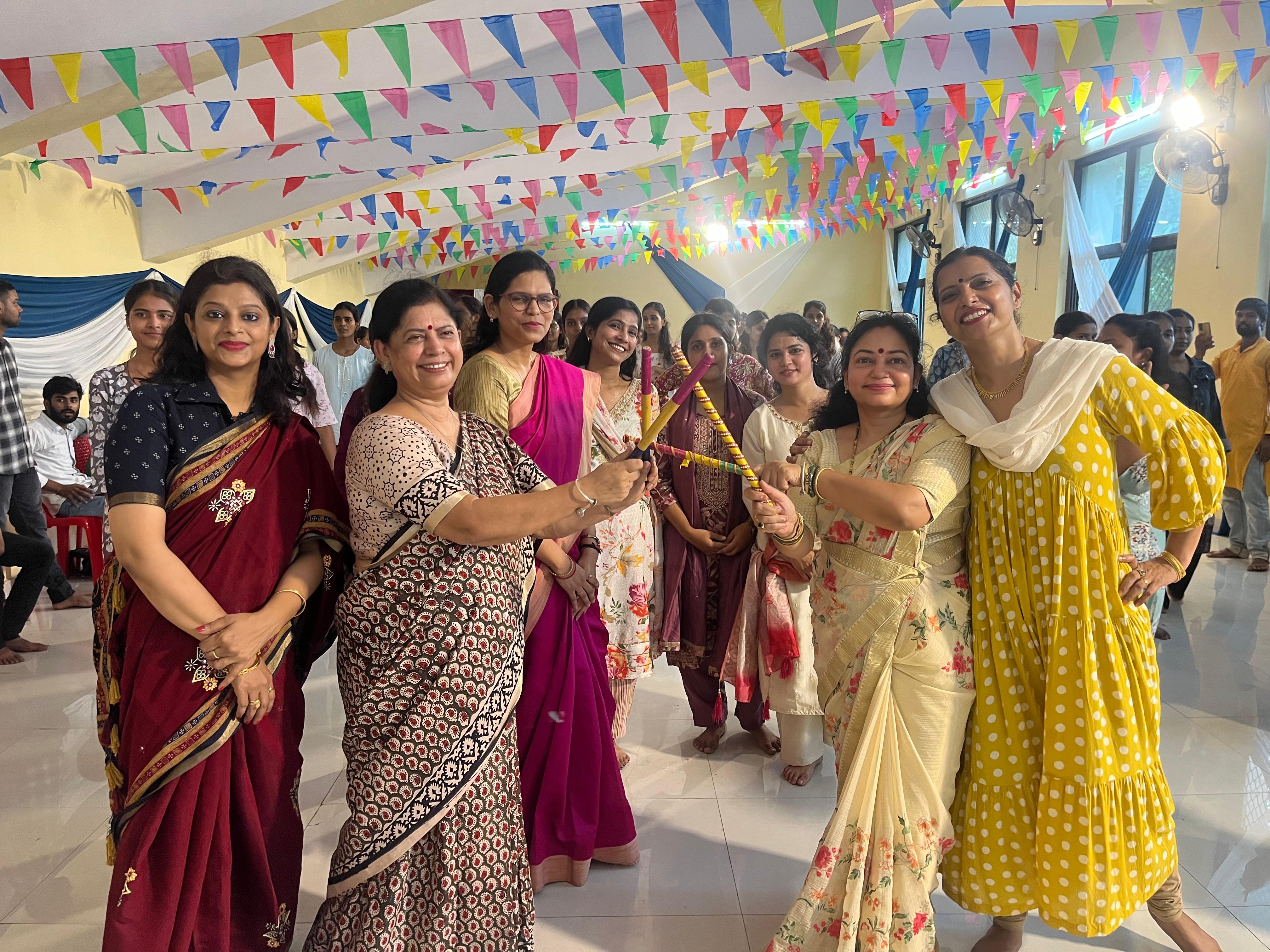 डी.डी.यू. गोरखपुर विश्व विद्यालय में “नवरंग गरबा महोत्सव” का शुभारंभ*