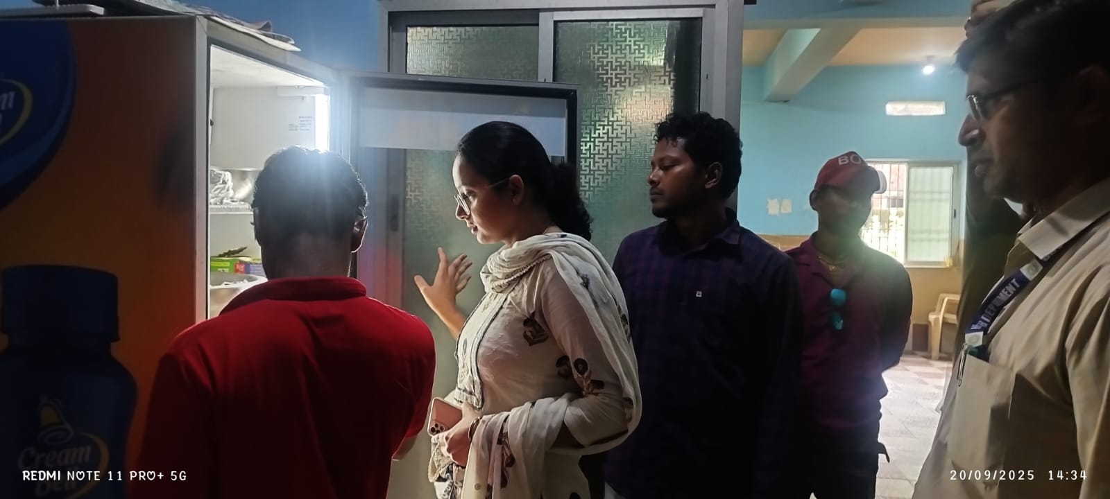 जांच करते अधिकारी जांच करते अधिकारी