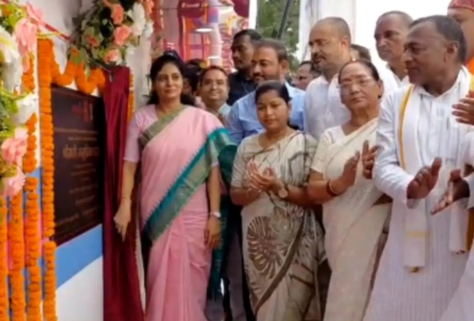 मंडलीय अस्पताल परिसर में जिले की पहली अमृत फार्मेसी का उद्घाटन करती राज्यमंत्री अनुप्रिया पटेल। मंडलीय अस्पताल परिसर में जिले की पहली अमृत फार्मेसी का उद्घाटन करती राज्यमंत्री अनुप्रिया पटेल।