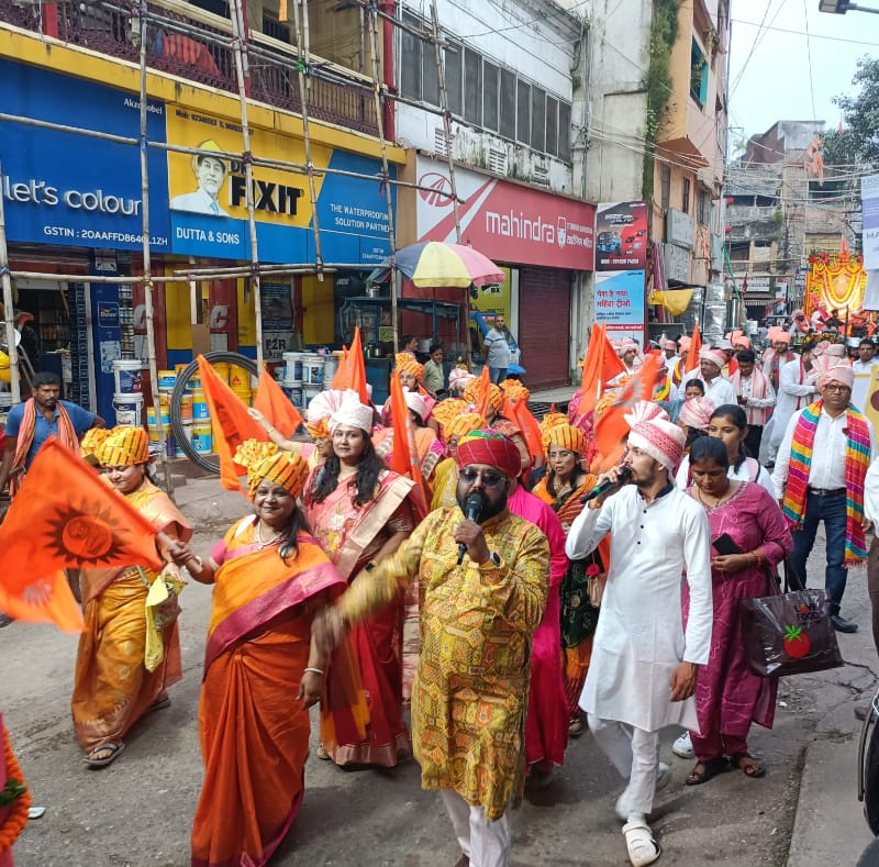 शोभायात्रा में जुटे लोग
