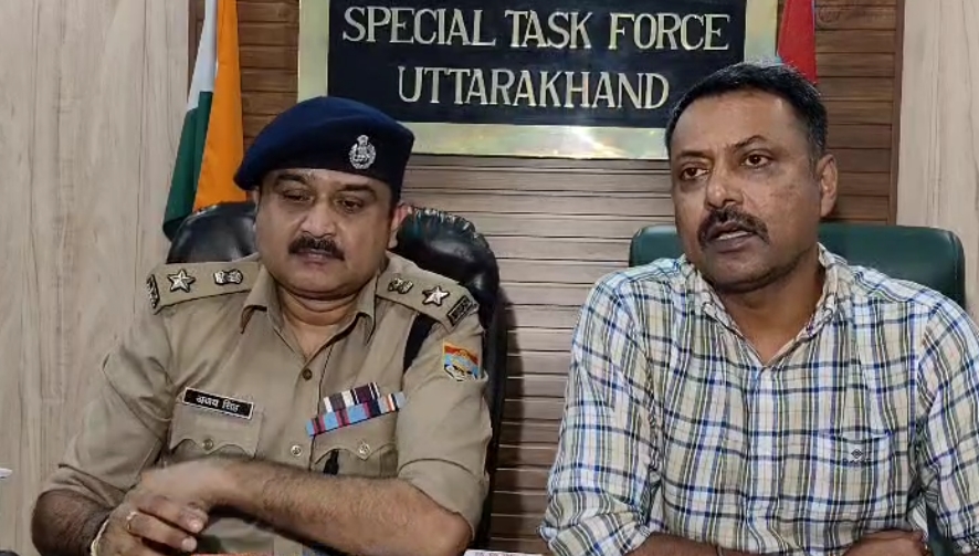 एसएसपी देहरादून अजय सिंह और एसटीएफ एसएसपी ननवीत भुल्लर पत्रकार वार्ता करते। एसएसपी देहरादून अजय सिंह और एसटीएफ एसएसपी ननवीत भुल्लर पत्रकार वार्ता करते।