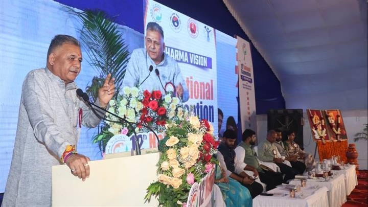 इंदौर के ऑक्सफोर्ड इन्टरनेशनल कॉलेज में आयोजित 12वें विजन फार्मा राष्ट्रीय अधिवेशन