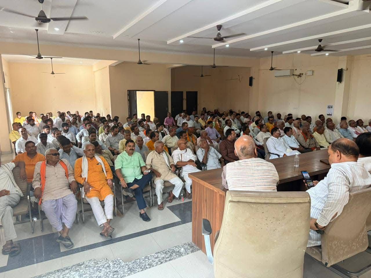 कार्यक्रम में उपस्थित लोग