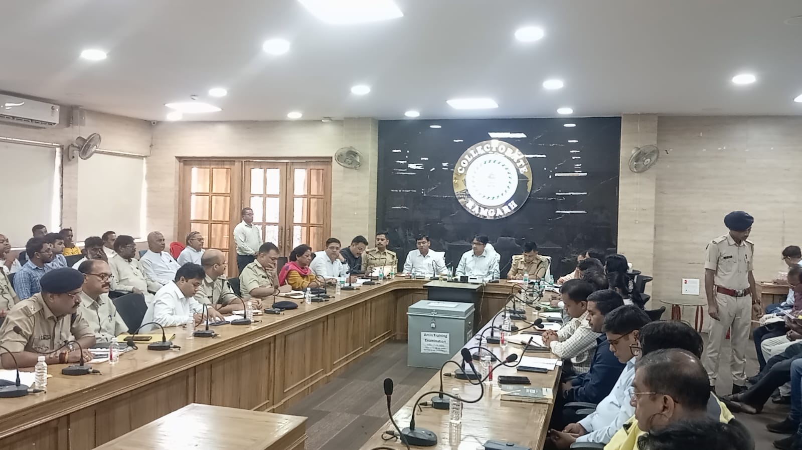 बैठक में शामिल अधिकारी