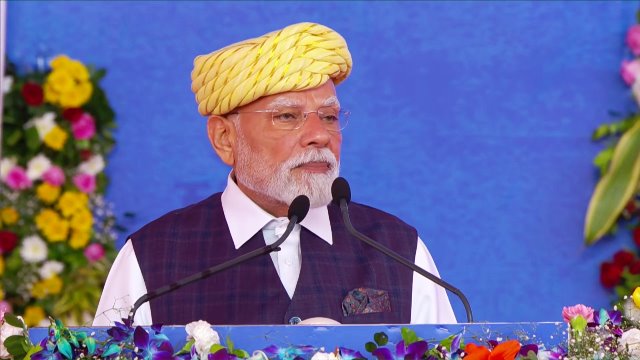प्रधानमंत्री नरेन्द्र मोदी शनिवार को गुजरात के भावनगर में जनसभा को संबोधित करते हुए प्रधानमंत्री नरेन्द्र मोदी शनिवार को गुजरात के भावनगर में जनसभा को संबोधित करते हुए