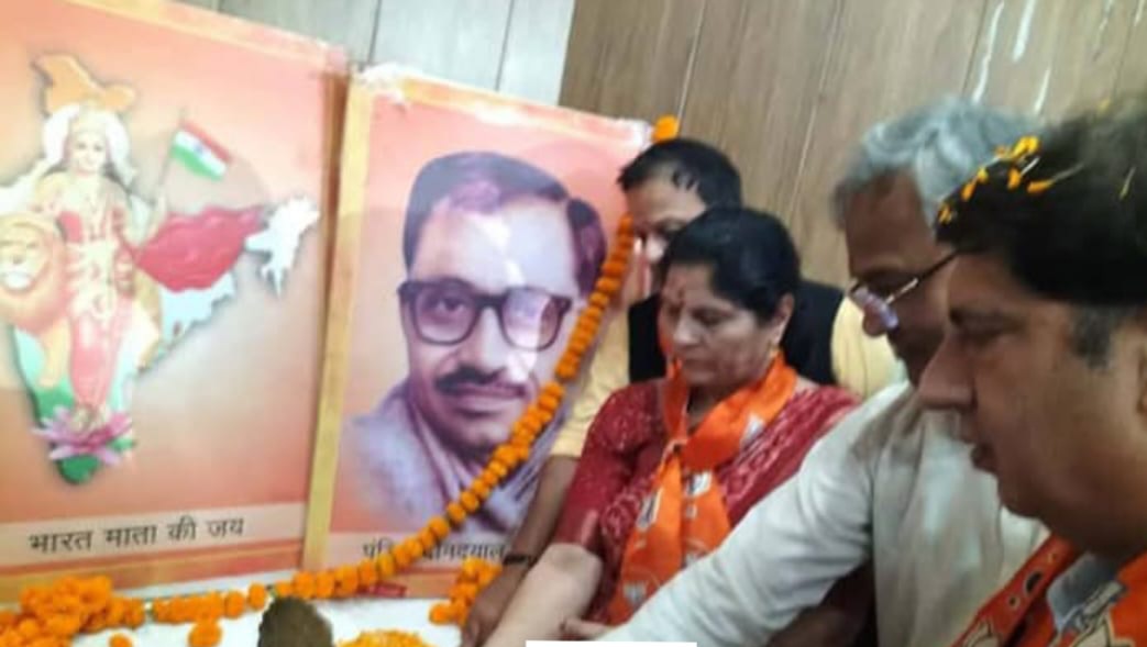 सांसद दीप प्रज्ज्वलन करते हुए सांसद दीप प्रज्ज्वलन करते हुए