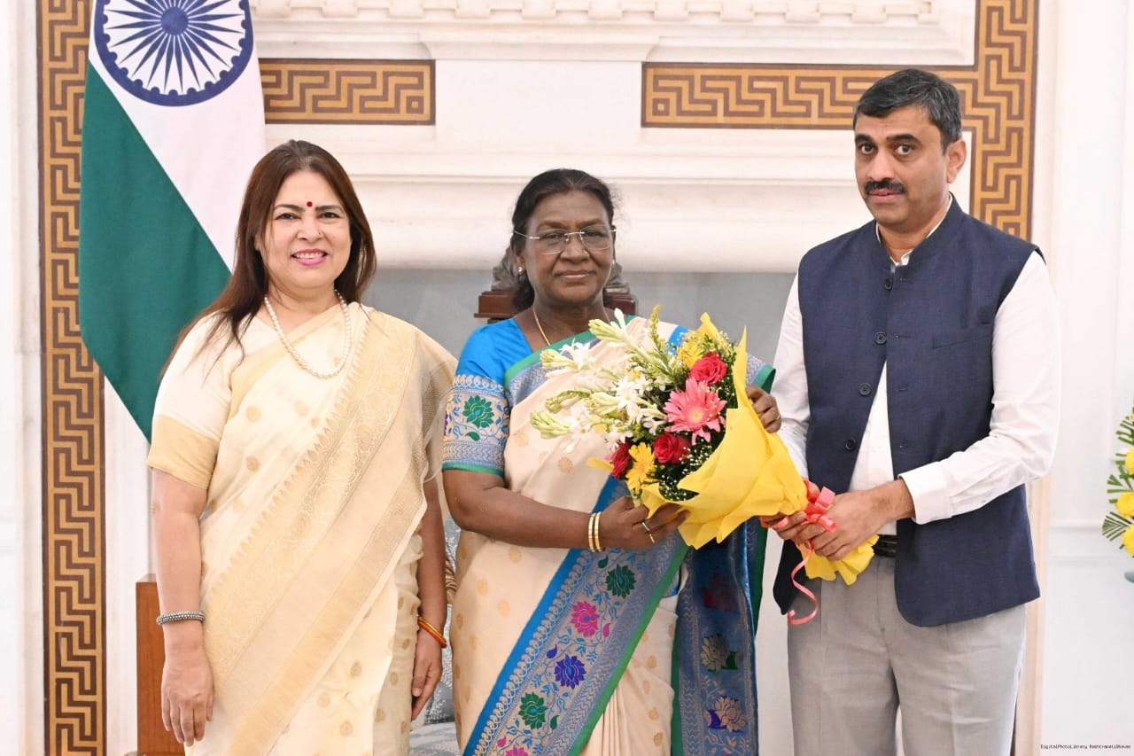 सीएबीआई) अध्यक्ष डॉ. महंतेश जी. किवादासन्नवर ने राष्ट्रपति द्रौपदी मुर्मु पूर्व केंद्रीय राज्य मंत्री मीनाक्षी लेखी सीएबीआई) अध्यक्ष डॉ. महंतेश जी. किवादासन्नवर ने राष्ट्रपति द्रौपदी मुर्मु पूर्व केंद्रीय राज्य मंत्री मीनाक्षी लेखी