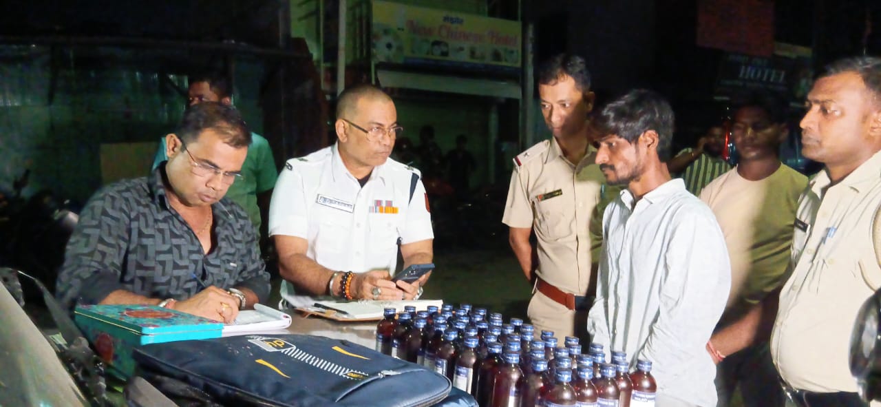 गिरफ्तार युवक से पूछताछ करती प्रधान नगर थाना प्रभारी बसुदेव सरकार गिरफ्तार युवक से पूछताछ करती प्रधान नगर थाना प्रभारी बसुदेव सरकार