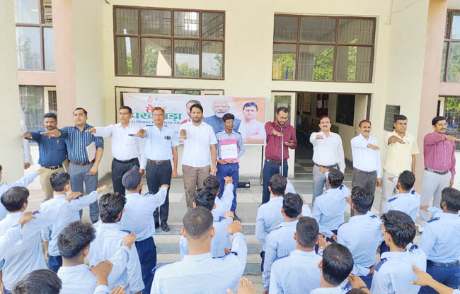 सोनीपत: छात्र-छात्रा कर्मचारी  नशामुक्ति की शपथ लेते हुए।