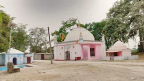 सीताकुंड धाम स्थित मंदिर