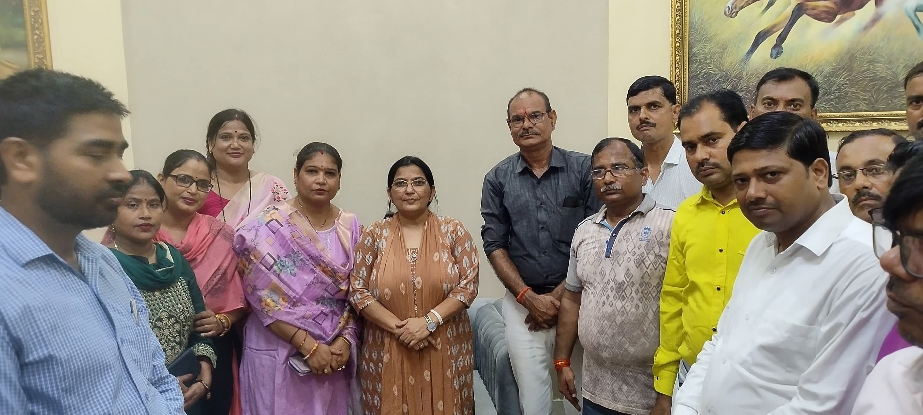 उत्तर प्रदेश प्राथमिक शिक्षा मित्र संघ हरदोई ने उच्च शिक्षा मंत्री को सौंपा ज्ञापन