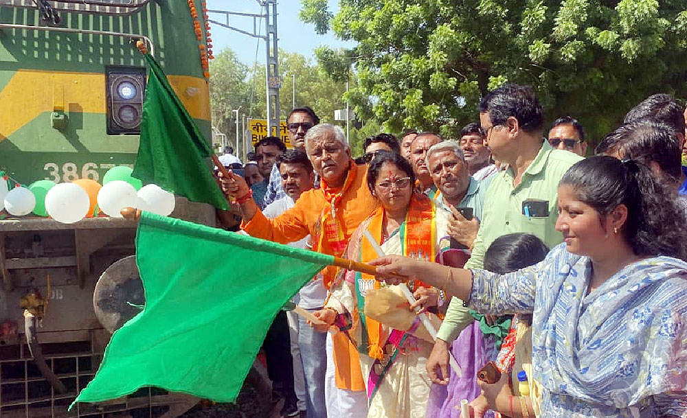 ढोल-नगाड़ों की थाप और जयकारों के बीच रामेश्वरम-मदुरई के लिए रवाना हुए 676 वरिष्ठ नागरिक यात्री