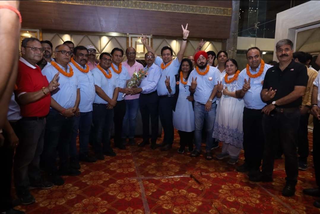 जीत का जश्न मनाते मल्होत्रा की टीम