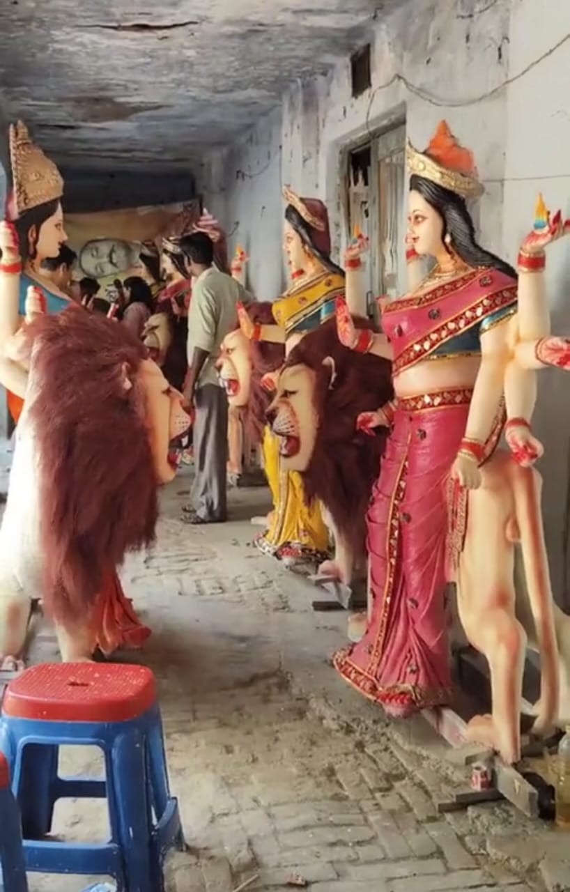 गांव की मिट्टी से गढ़ी  मूर्तियां