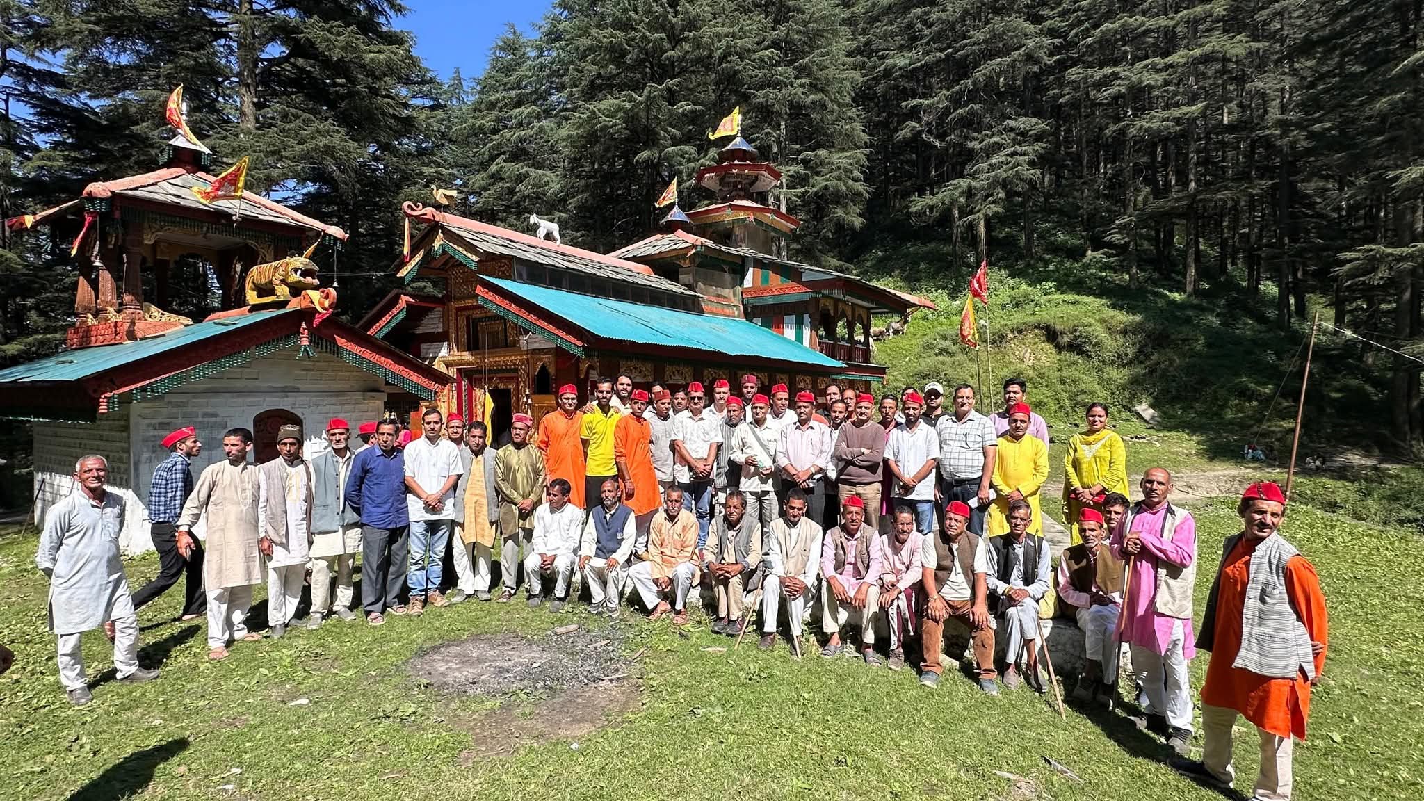 सीडीओ डांडा देवरियाणा मंदिर का दर्शन करते हुए सीडीओ डांडा देवरियाणा मंदिर का दर्शन करते हुए