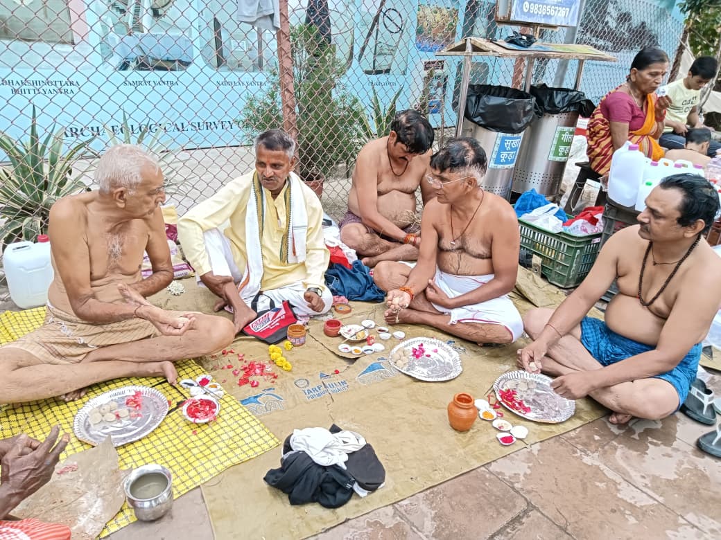 गंगा तट पर पिंडदान करते श्रद्धालु