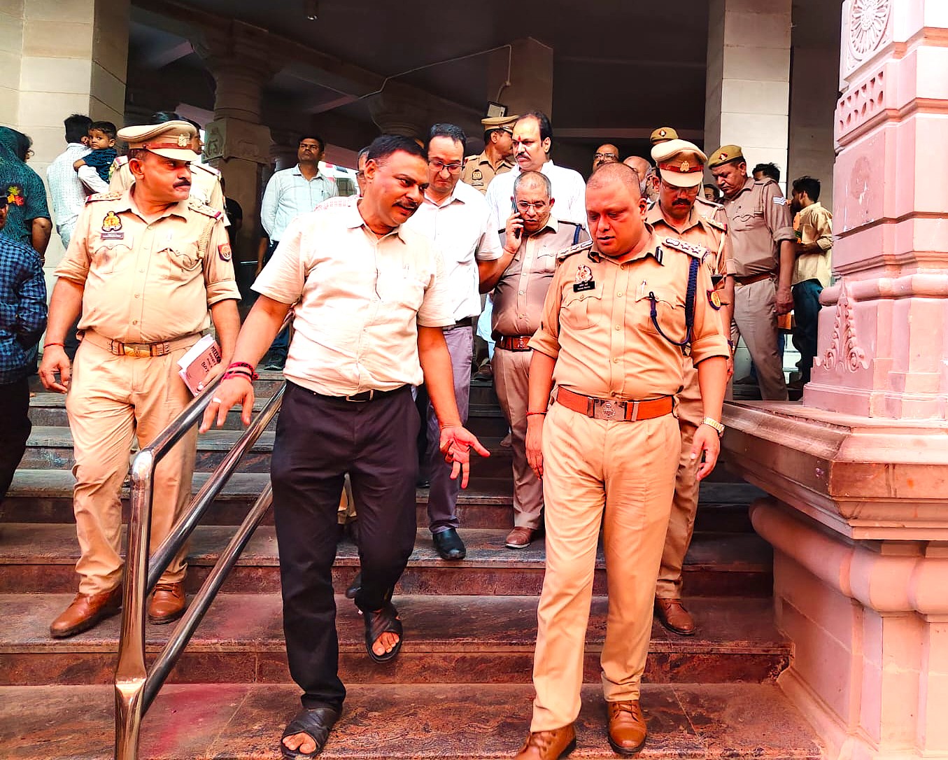 भ्रमण कर सुरक्षा व्यवस्था का जायजा लेते डीएम औऋ एसएसपी।