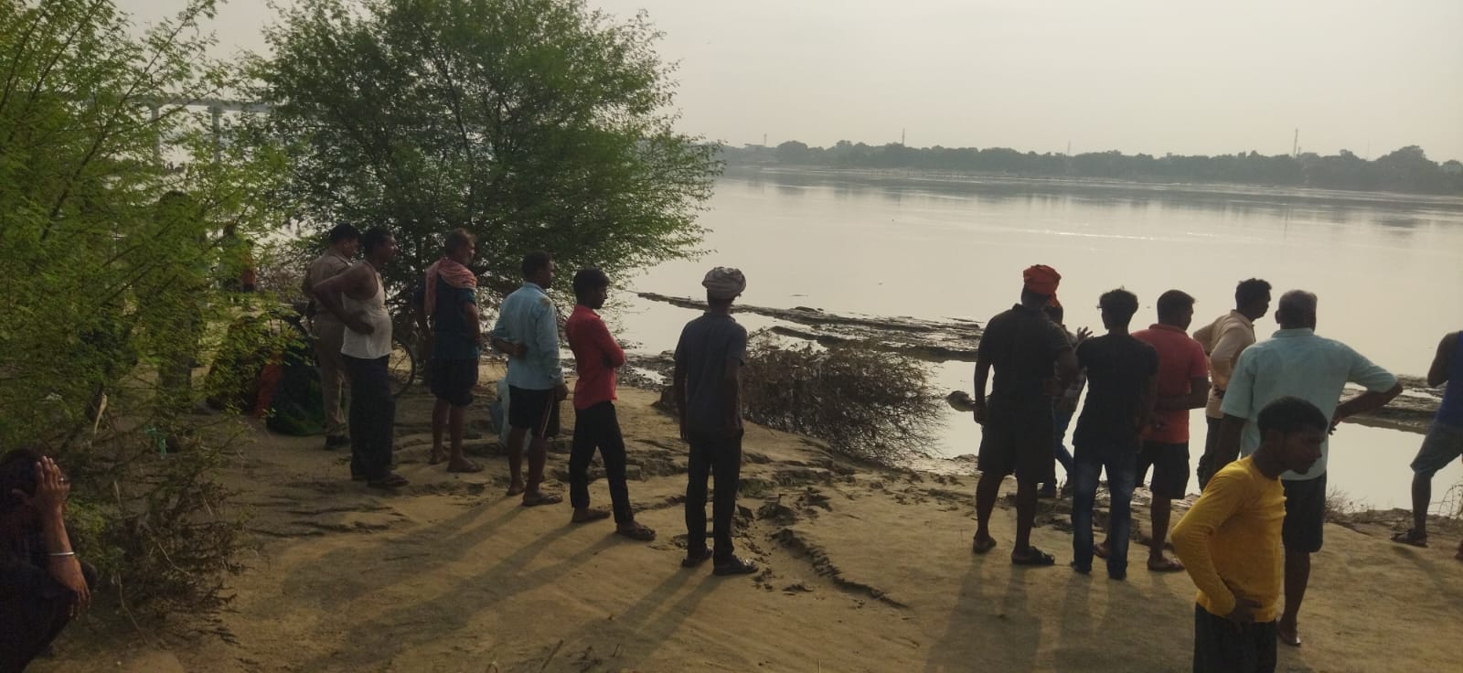 ईश्वरपट्टी घाट पर मौजूद परिजन व ग्रामीण