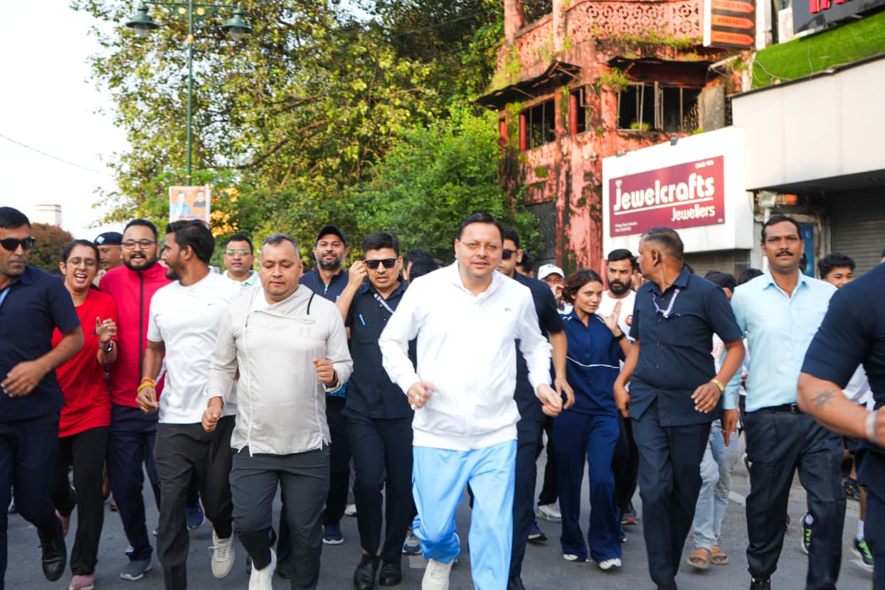 मुख्यमंत्री पुष्कर सिंह धामी ‘नमो युवा रन’ में प्रतिभागियों संग दौड़ लगाते।