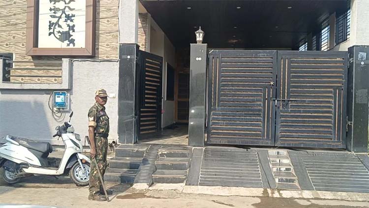 शराब कारोबारी के घर पर ईओडब्ल्यू की टीम का छापा