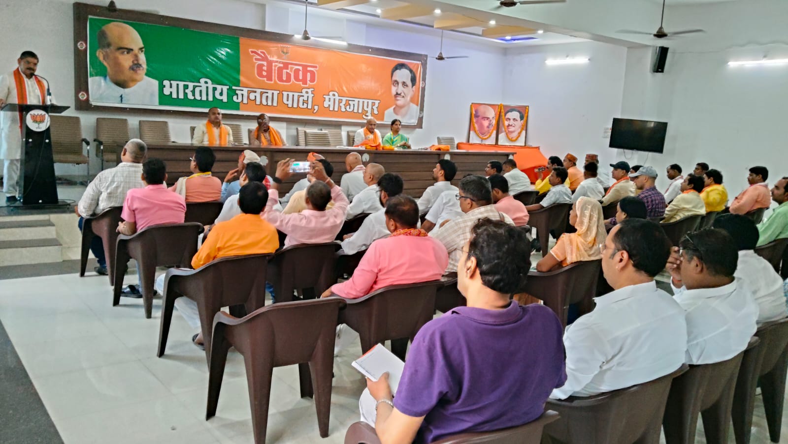 बरौधा कचार स्थित सभागार में भाजपा की तैयारी बैठक ।