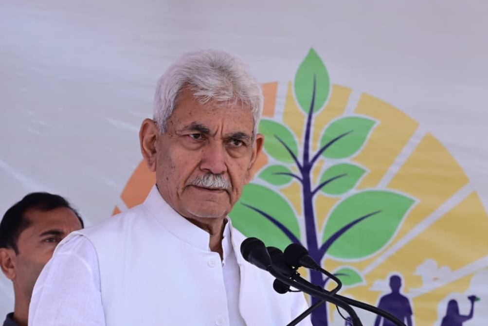 झीलें और नदियाँ लोगों की जीवन रेखाएँ, उन्हें संरक्षित करने की आवश्यकता: एलजी सिन्हा