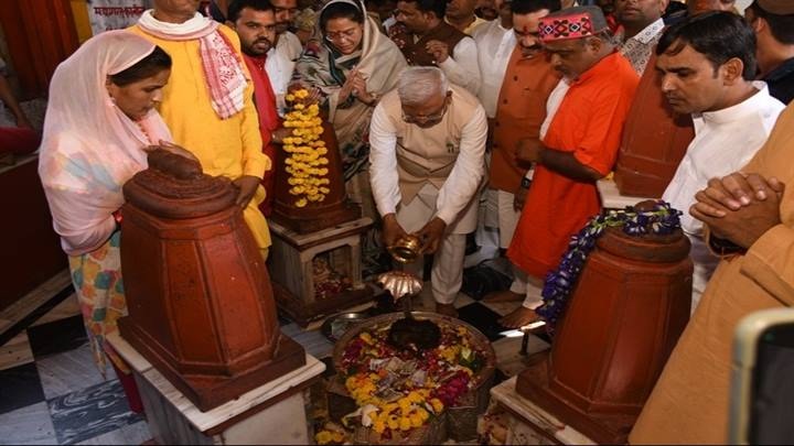 राज्यपाल ने पीताम्बरा पीठ पर पूजा अर्चना की