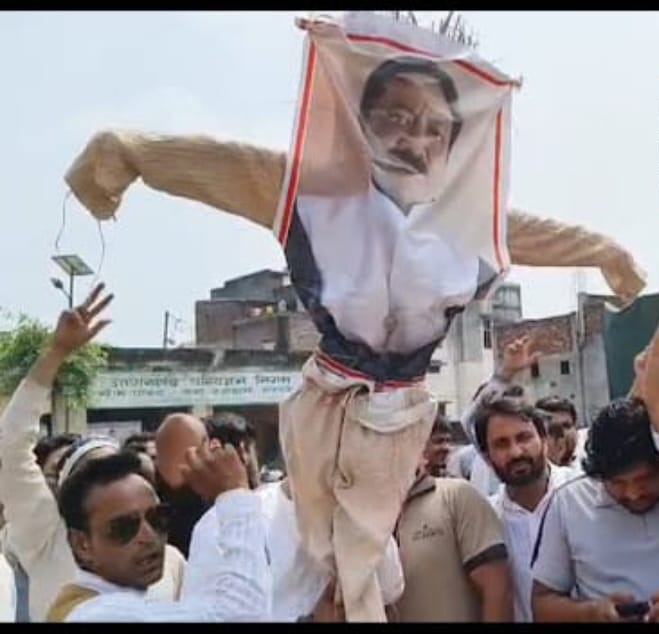 पुतला फूंकते हुए