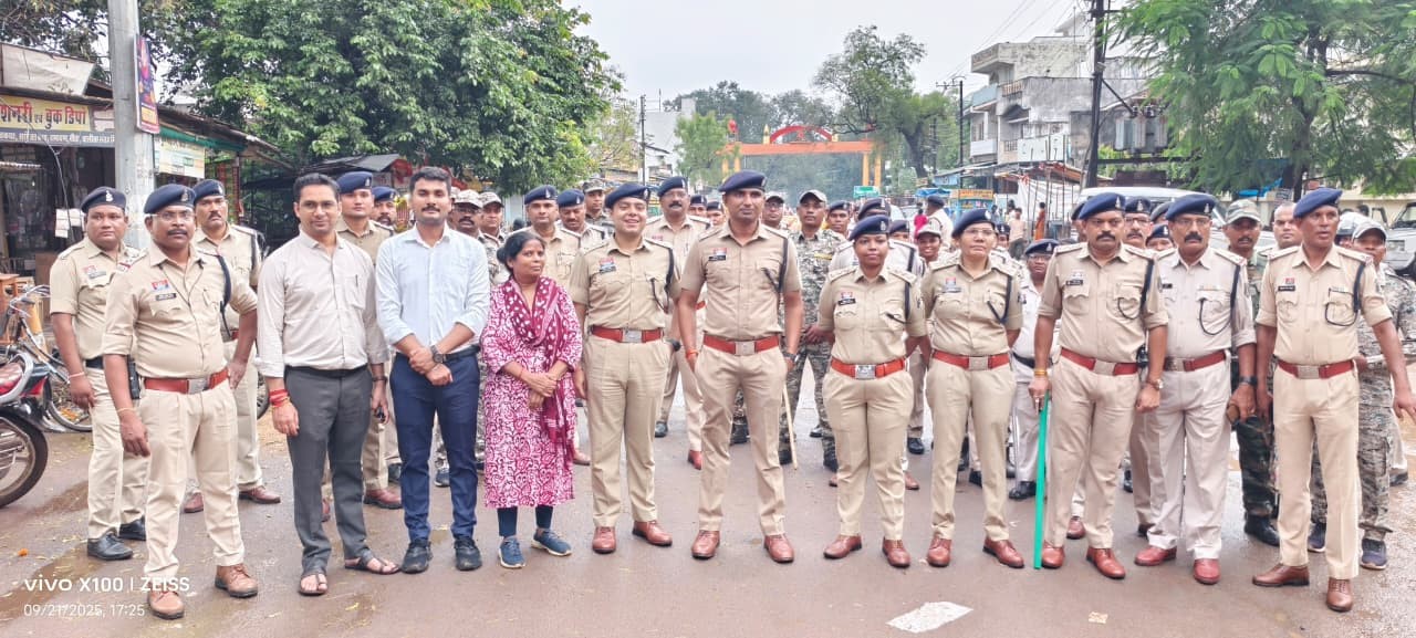 फ्लैग मार्च करते हुए पुलिस व प्रशासन के अधिकारी व जवान।