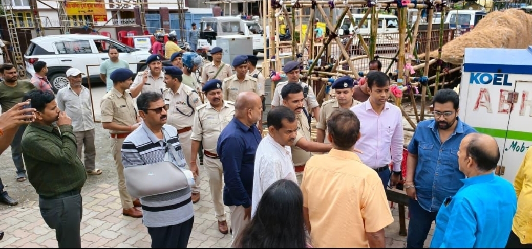 पंडालों का निरीक्षण करती प्रशासन की टीम