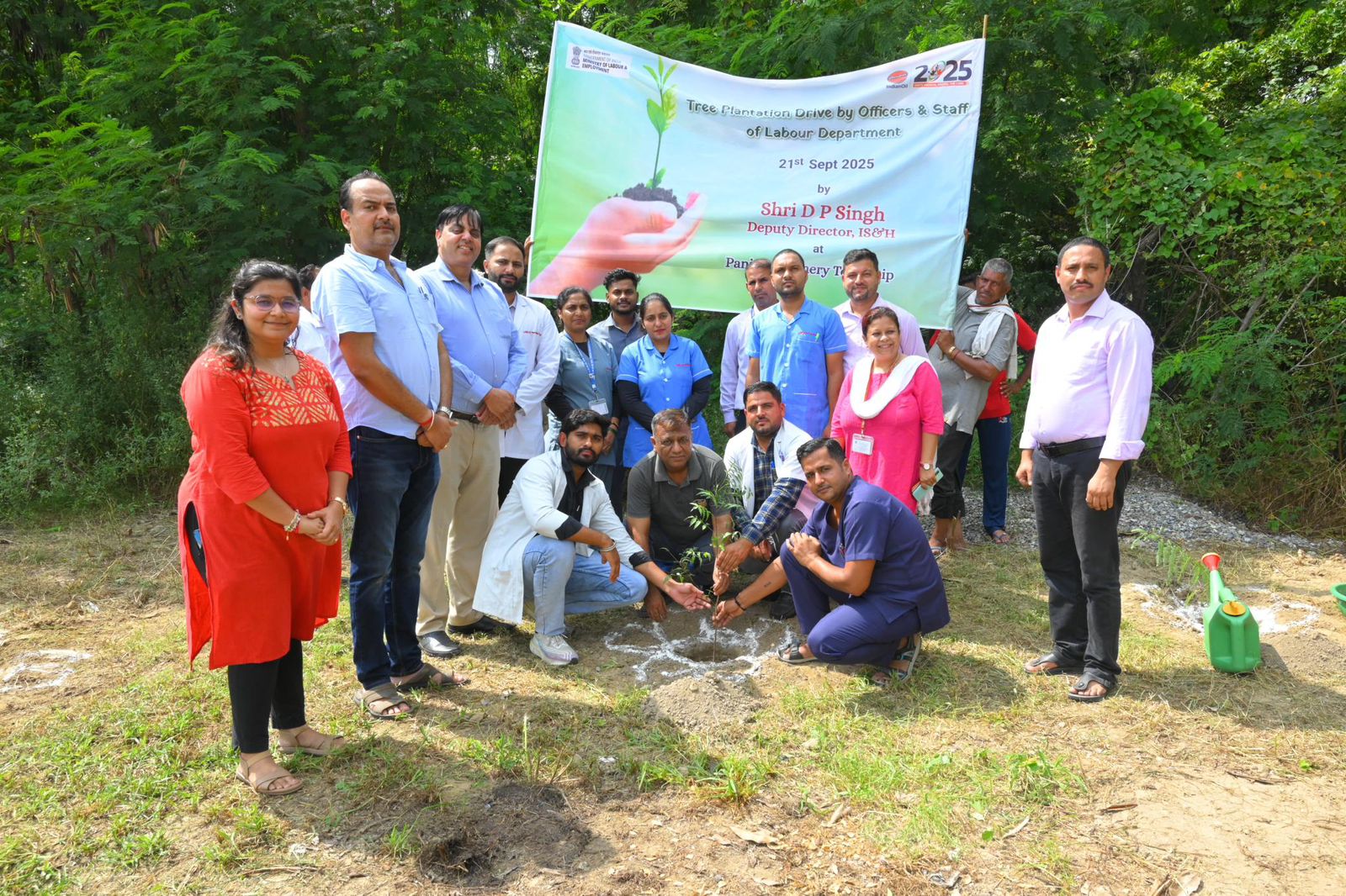 पानीपत रिफ़ाइनरी टाउनशिप में श्रमिक सम्मान एवं जागरूकता कार्यक्रम के तहत पौधारोपण करते अधिकारी पानीपत रिफ़ाइनरी टाउनशिप में श्रमिक सम्मान एवं जागरूकता कार्यक्रम के तहत पौधारोपण करते अधिकारी
