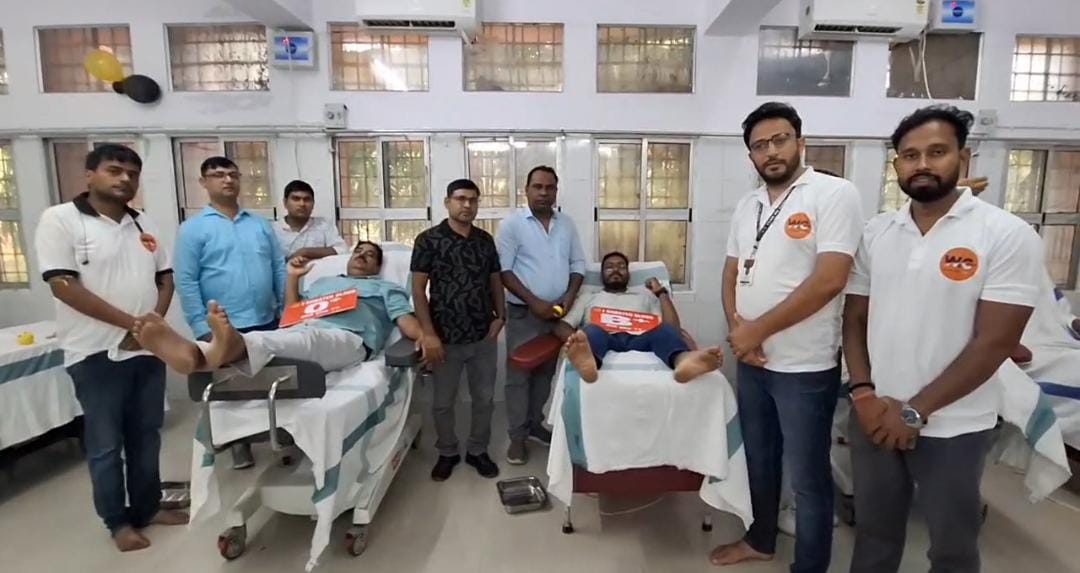रक्तदान करते लोग