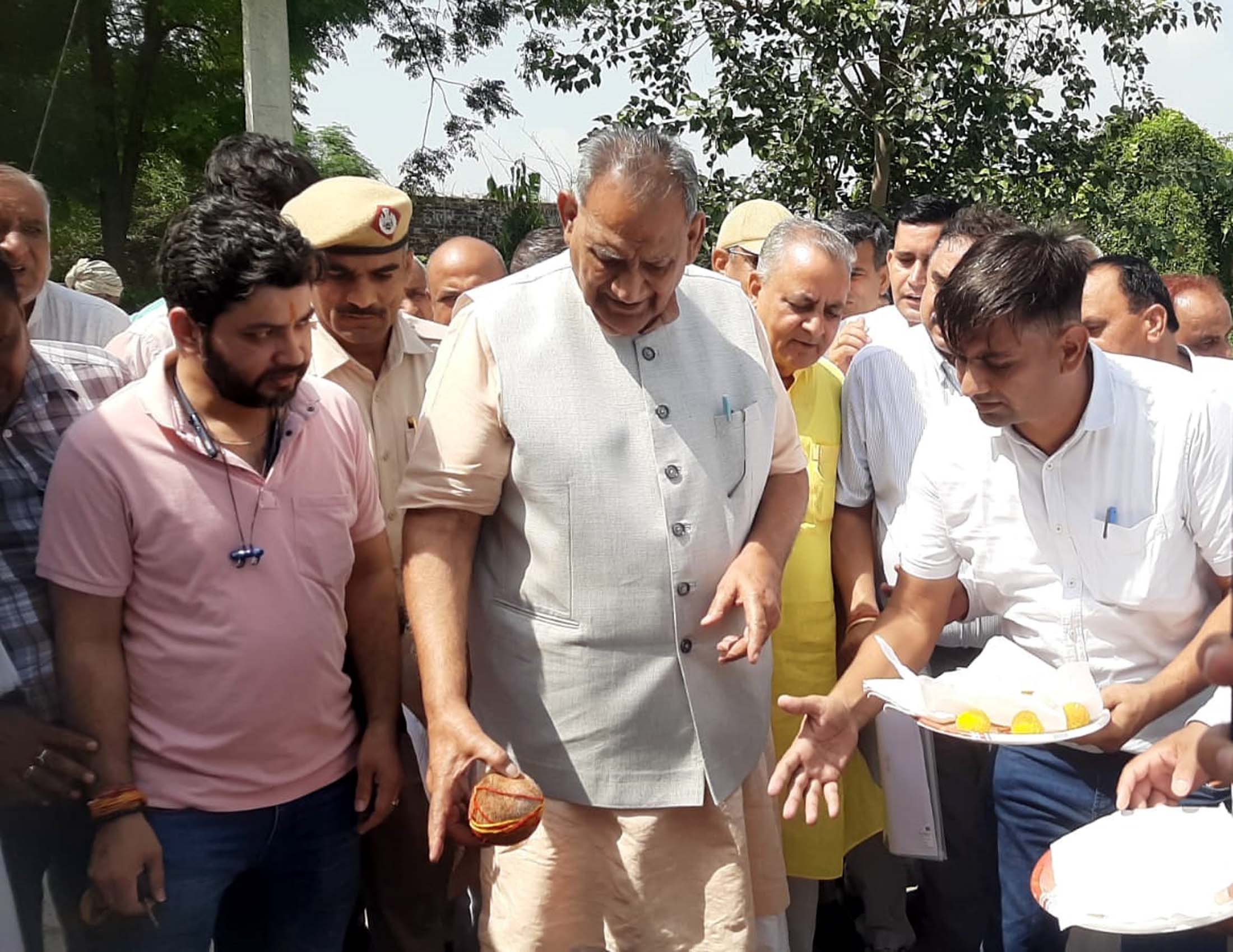 सड़क निर्माण कार्य का शुभारंभ करते हुए विधायक।
