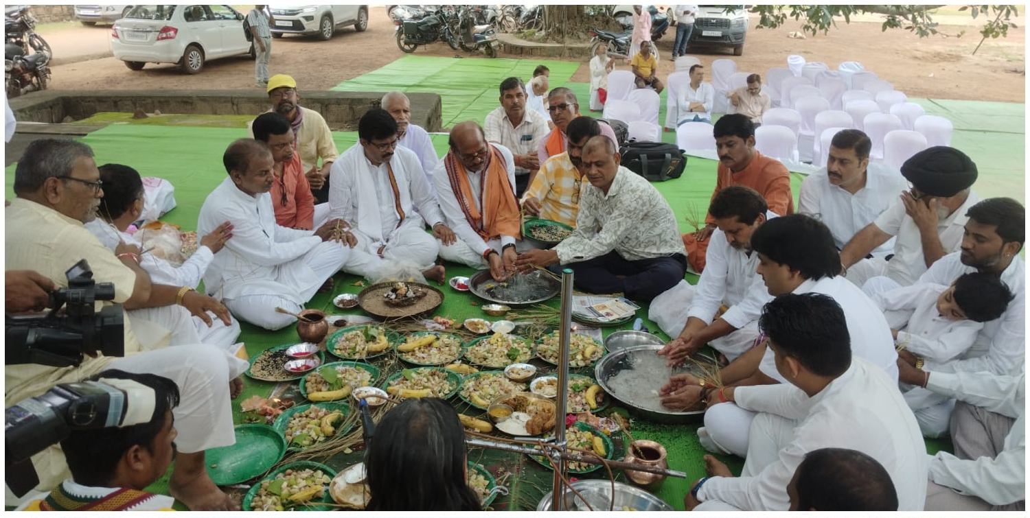 महानदी के किनारे रूद्रेश्वर धाम में पूजन करते हुए लोग।