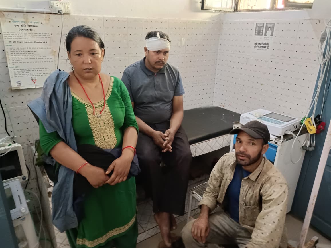 वाहन दुर्घटना में घायलों का उपचार करते हुए