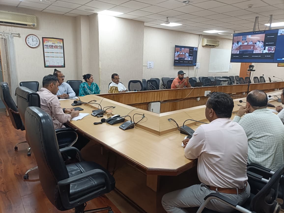 मीटिंग की अध्यक्षता करते एडीसी। मीटिंग की अध्यक्षता करते एडीसी।