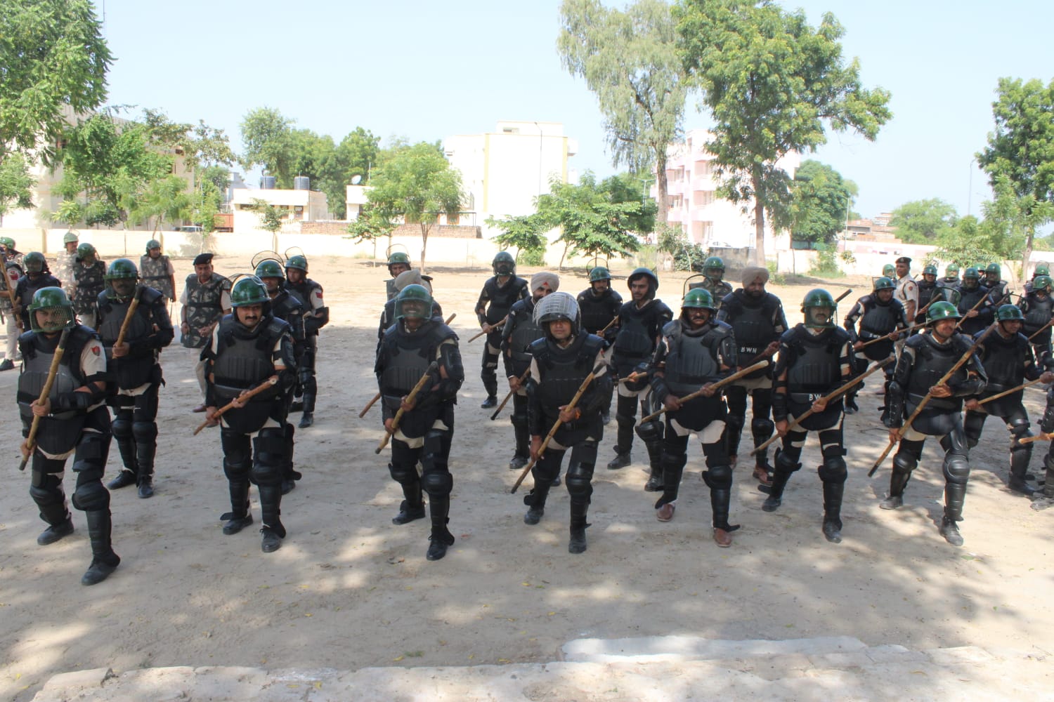 मॉक ड्रिल में अभ्यास करते पुलिसकर्मी।