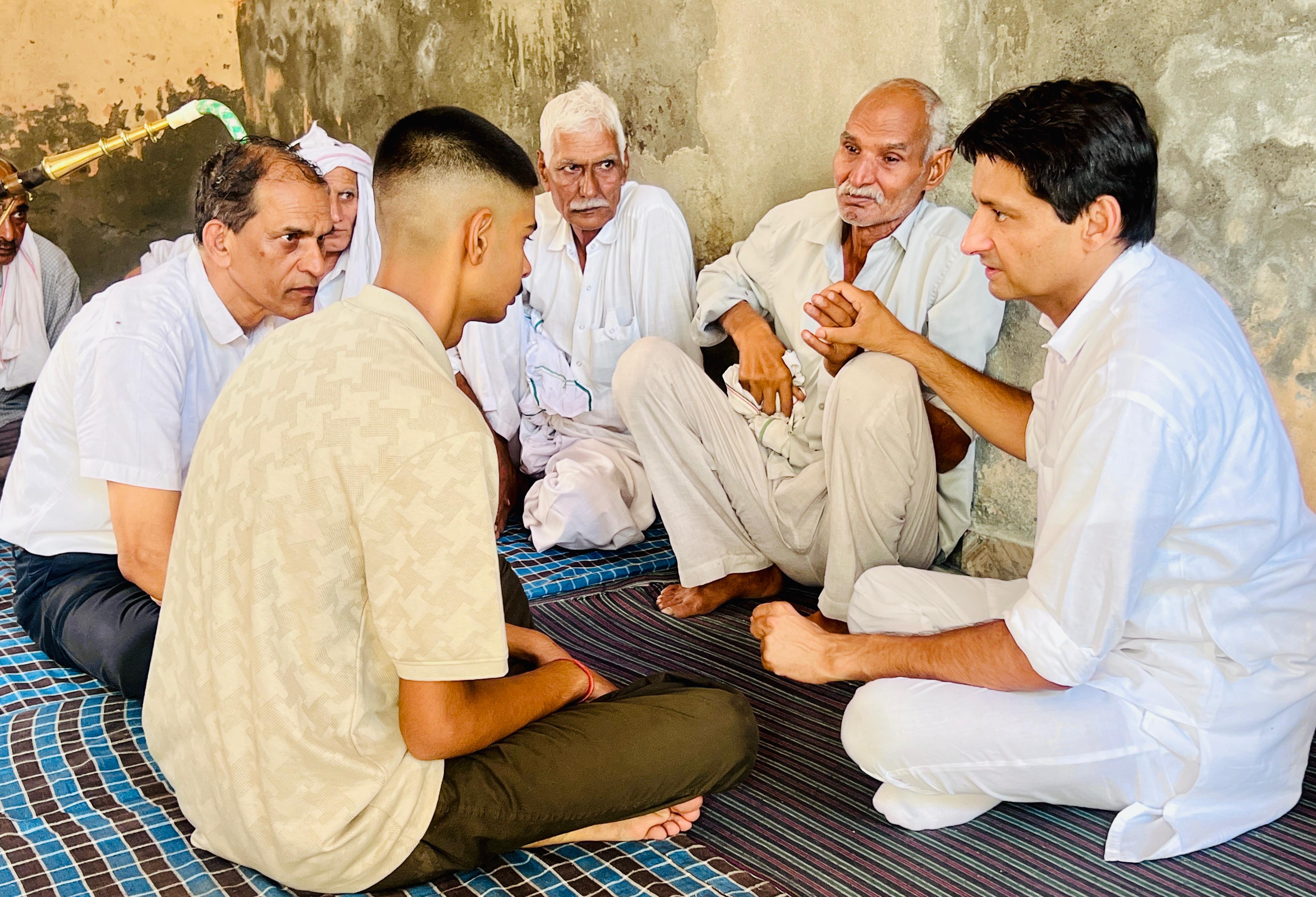 फोटो कैप्शनः 21 आरटीकेः 4 गांव में हुए निधन के दौरान परिजनों को सांत्वना देते सांसद दीपेंद्र सिंह हुड्डा।