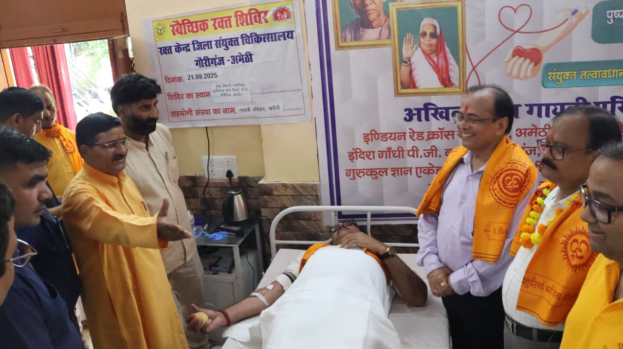 विधायक राकेश प्रताप सिंह रक्तदान करते हुए